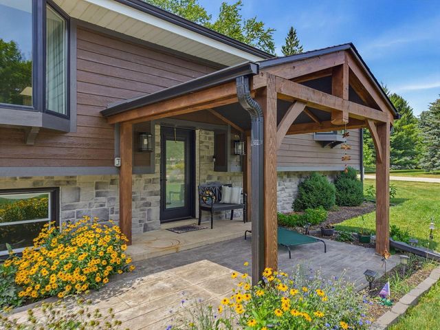 W330N5515 Linden CIRCLE E, Nashotah, WI 53058