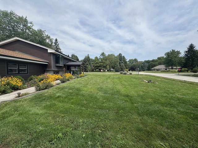 W330N5515 Linden CIRCLE E, Nashotah, WI 53058