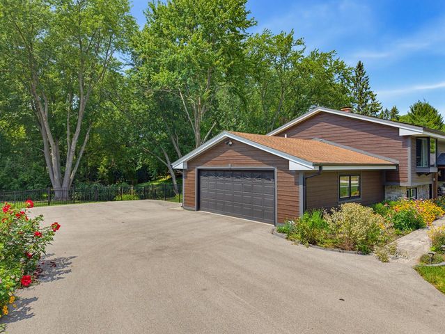 W330N5515 Linden CIRCLE E, Nashotah, WI 53058