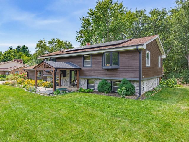 W330N5515 Linden CIRCLE E, Nashotah, WI 53058