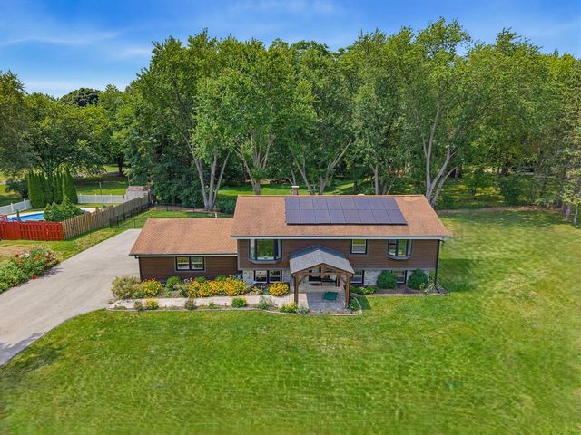 W330N5515 Linden CIRCLE E, Nashotah, WI 53058