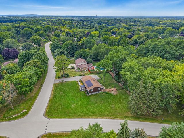 W330N5515 Linden CIRCLE E, Nashotah, WI 53058