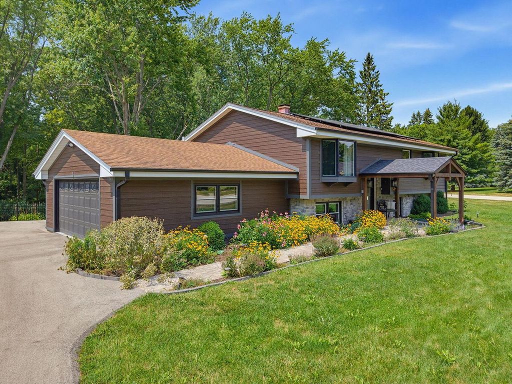 W330N5515 Linden CIRCLE E, Nashotah, WI 53058