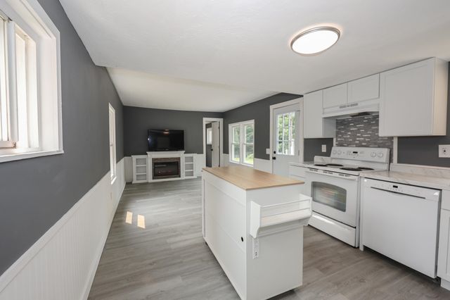 14 Christmas Tree Park, Epsom, NH 03234