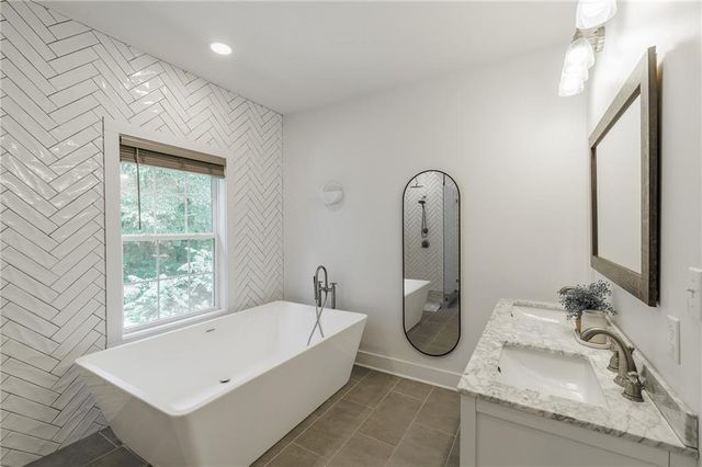 930 James Holcomb Road, Hull, GA 30646