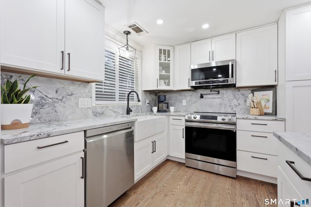 8 Old Field Road, Farmington, CT 06085