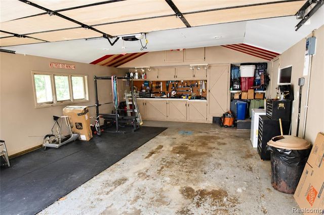 1405 Middle Road, Highland, MI 48357