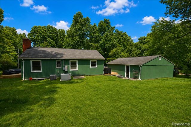 1405 Middle Road, Highland, MI 48357