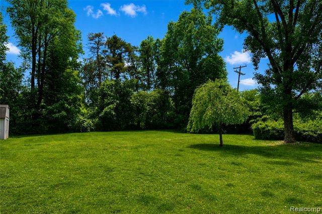 1405 Middle Road, Highland, MI 48357
