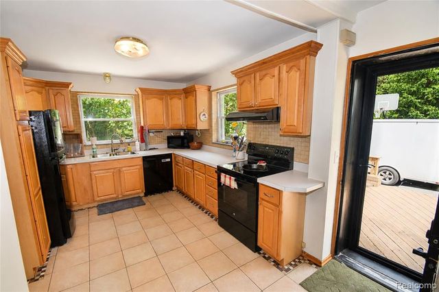 1405 Middle Road, Highland, MI 48357