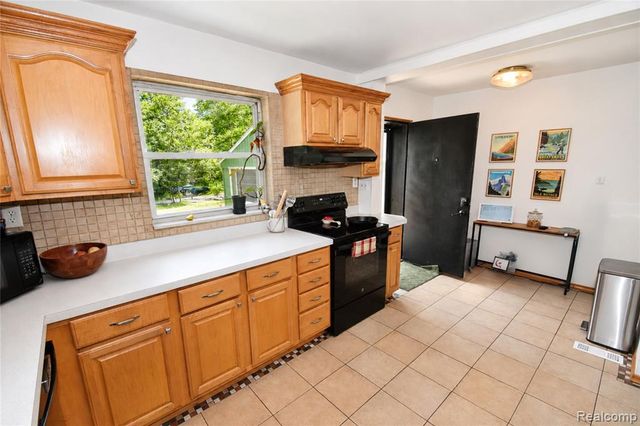 1405 Middle Road, Highland, MI 48357