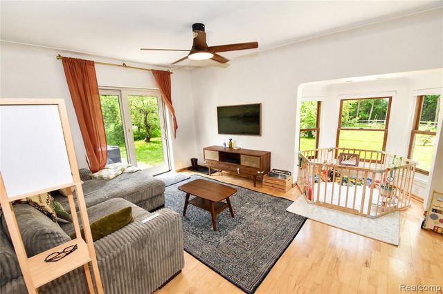 1405 Middle Road, Highland, MI 48357