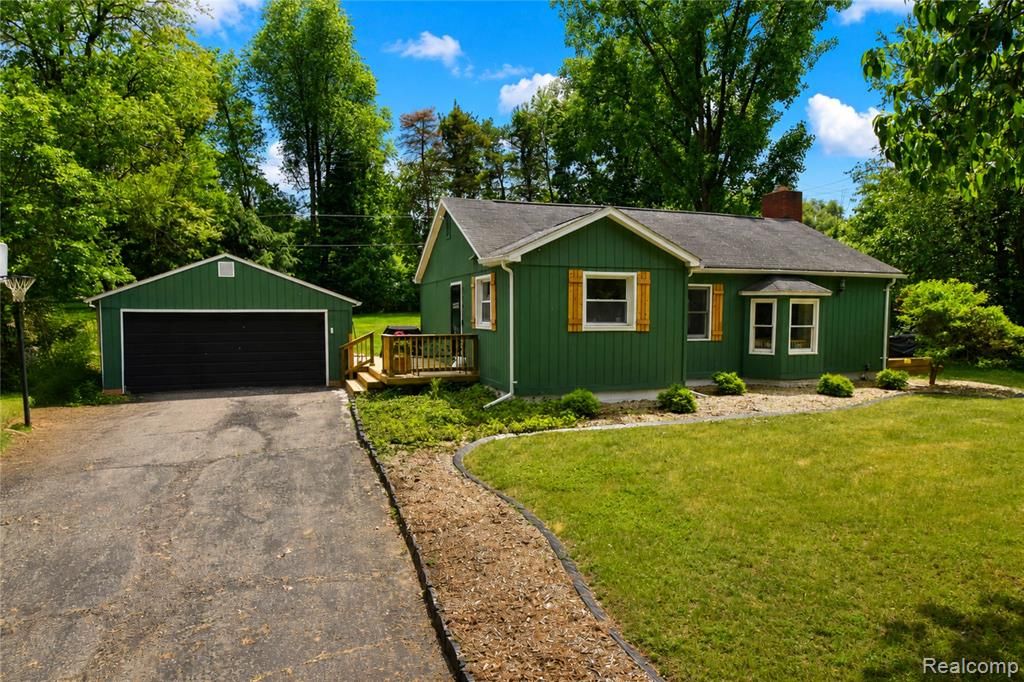 1405 Middle Road, Highland, MI 48357