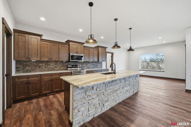 1044 Tuscan Trail, Hickman, NE 68372