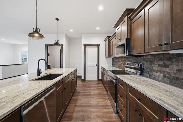 1044 Tuscan Trail, Hickman, NE 68372