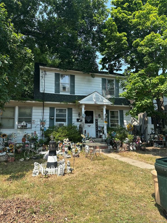 2 Willett Avenue, Sayville, NY 11782