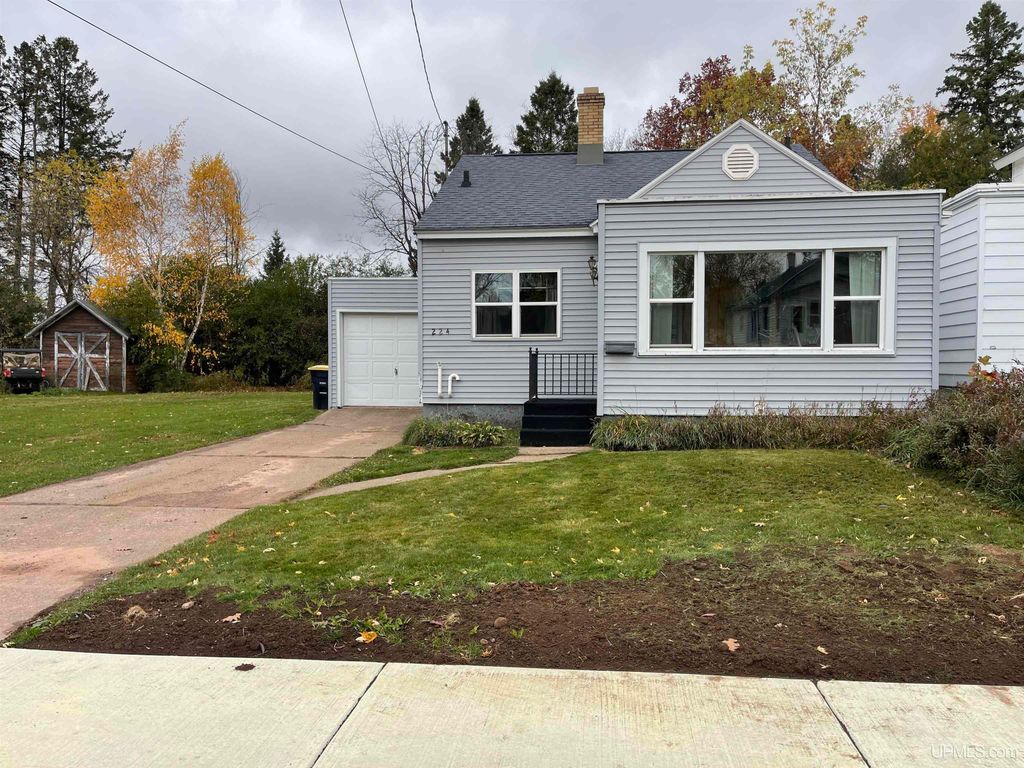 224 E Coolidge Avenue, Ironwood, MI 49938