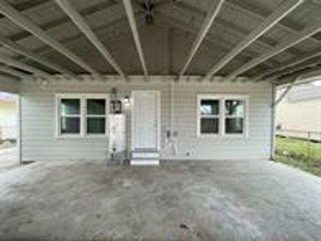 2327 4th Avenue N, Texas City, TX 77590