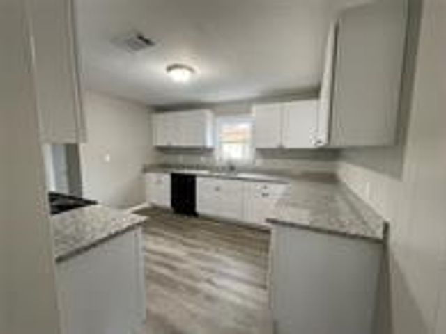 2327 4th Avenue N, Texas City, TX 77590