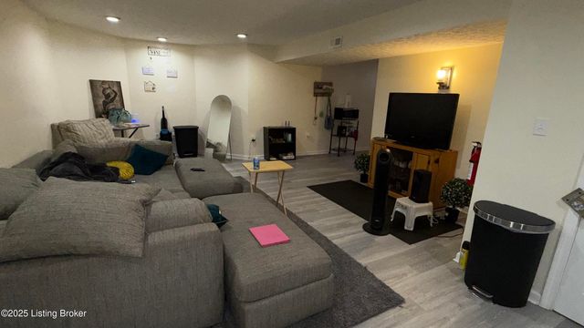 1606 Louis Coleman Jr Dr, Louisville, KY 40211