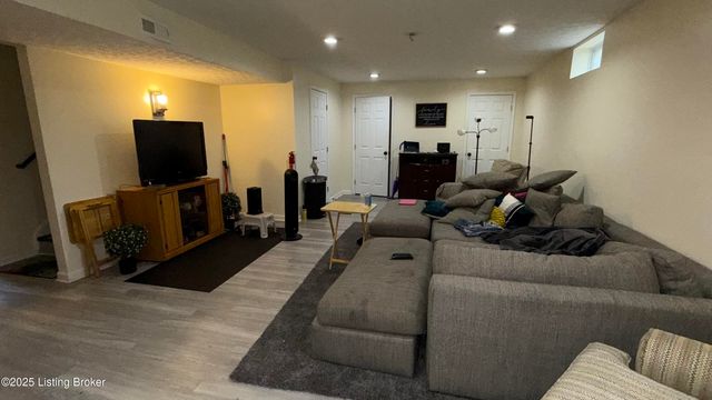 1606 Louis Coleman Jr Dr, Louisville, KY 40211