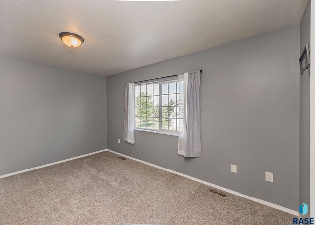 6501 S Santa Rosa Pl Place, Sioux Falls, SD 57108