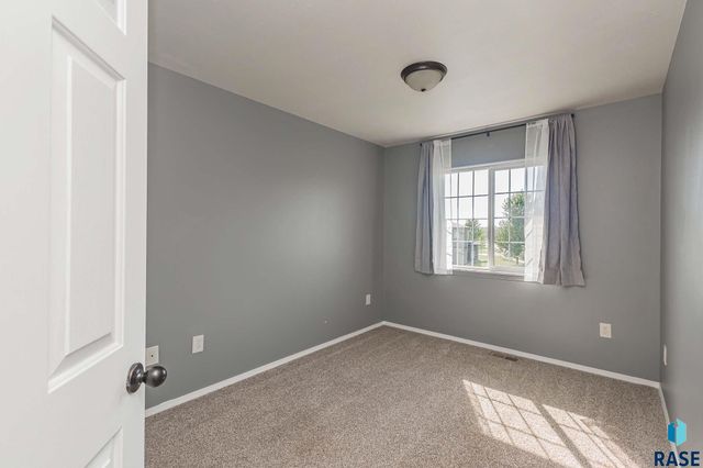 6501 S Santa Rosa Pl Place, Sioux Falls, SD 57108