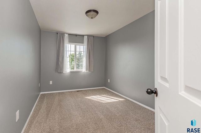 6501 S Santa Rosa Pl Place, Sioux Falls, SD 57108