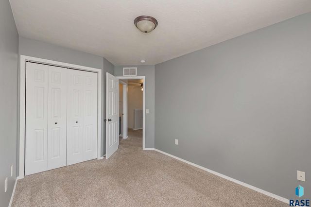 6501 S Santa Rosa Pl Place, Sioux Falls, SD 57108