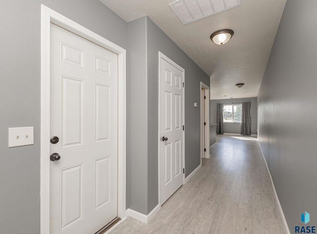 6501 S Santa Rosa Pl Place, Sioux Falls, SD 57108