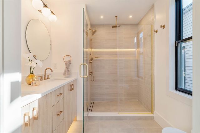 246 Bremen St 3, Boston, MA 02128