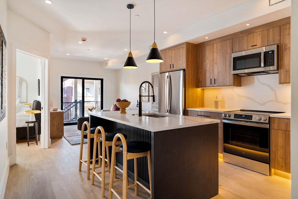 246 Bremen St 3, Boston, MA 02128