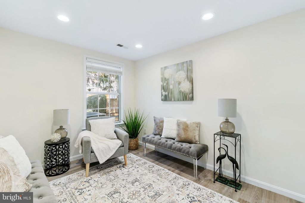 Image 10 of property listing at 19918 SUGAR NOTCH CIR, Montgomery Village, MD 20886