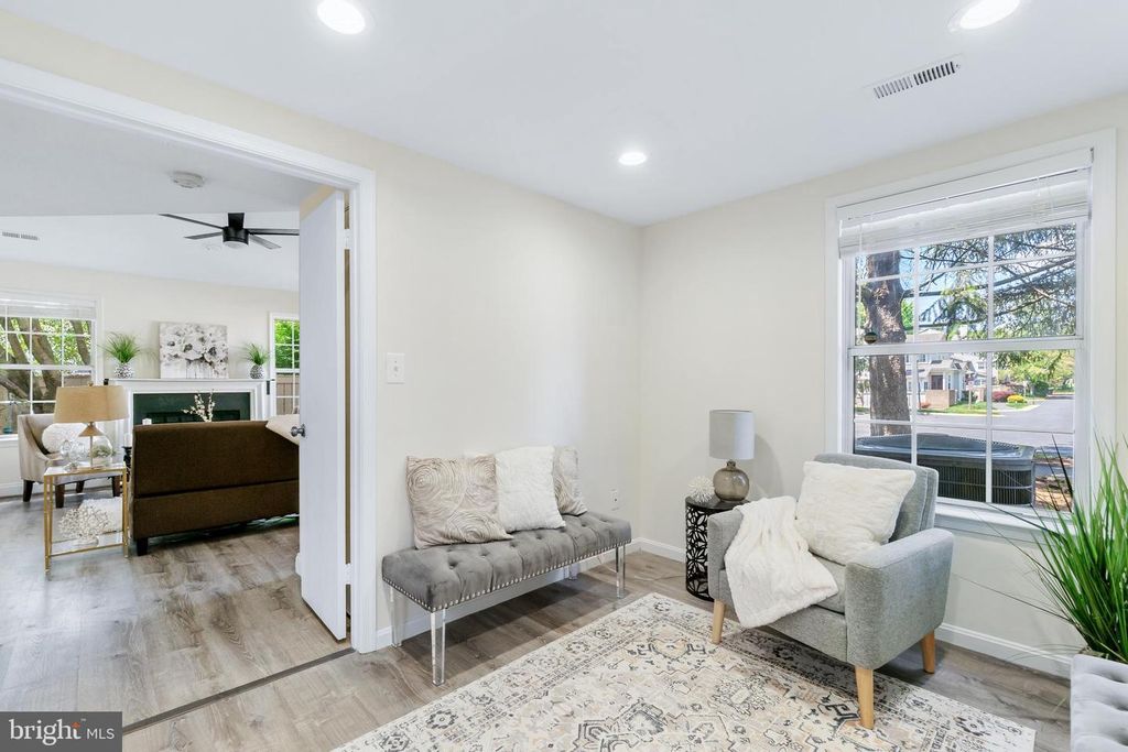 Image 11 of property listing at 19918 SUGAR NOTCH CIR, Montgomery Village, MD 20886