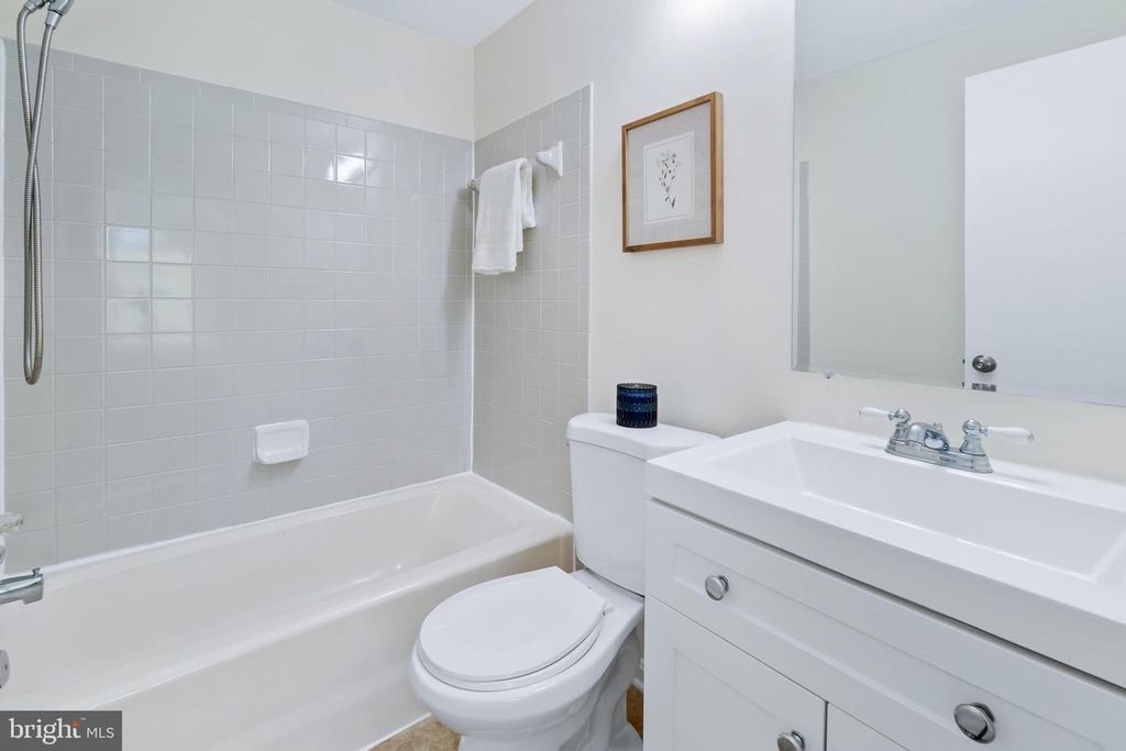 Image 16 of property listing at 19918 SUGAR NOTCH CIR, Montgomery Village, MD 20886