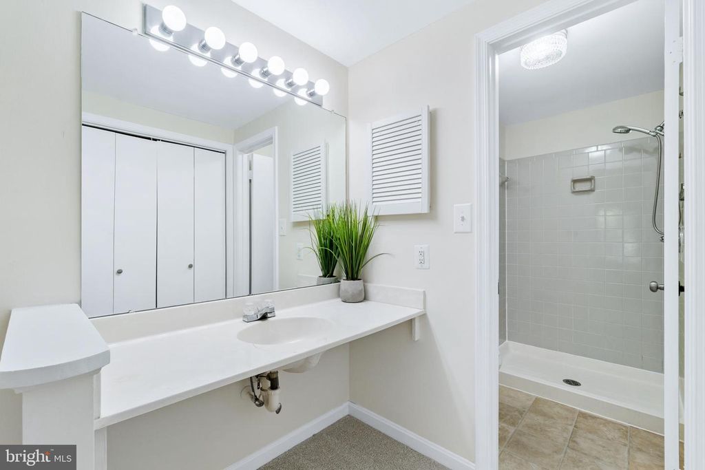 Image 19 of property listing at 19918 SUGAR NOTCH CIR, Montgomery Village, MD 20886