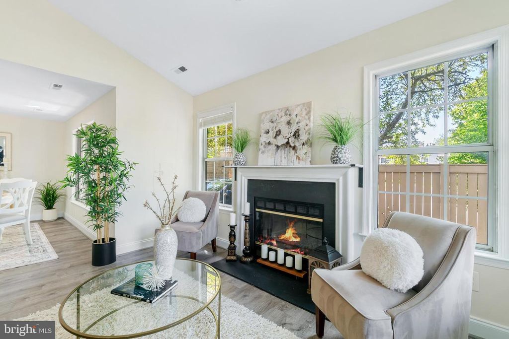 Image 2 of property listing at 19918 SUGAR NOTCH CIR, Montgomery Village, MD 20886