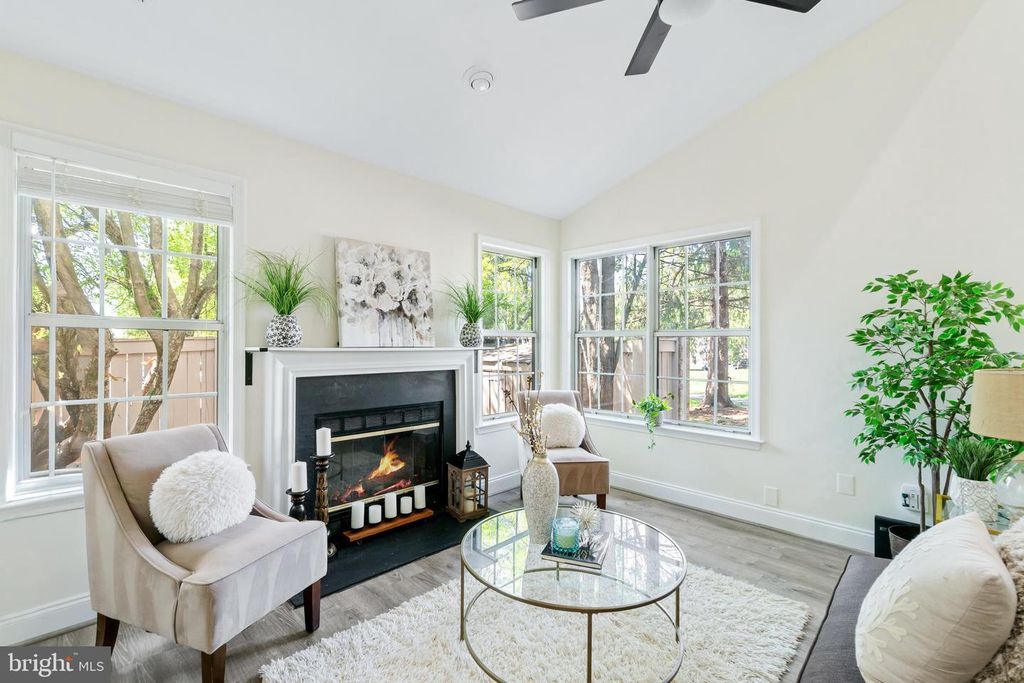 Image 3 of property listing at 19918 SUGAR NOTCH CIR, Montgomery Village, MD 20886