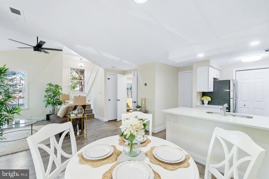 Image 4 of property listing at 19918 SUGAR NOTCH CIR, Montgomery Village, MD 20886