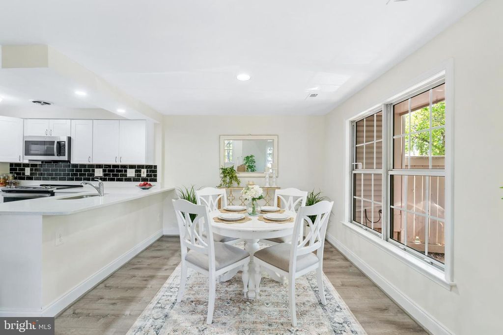 Image 5 of property listing at 19918 SUGAR NOTCH CIR, Montgomery Village, MD 20886