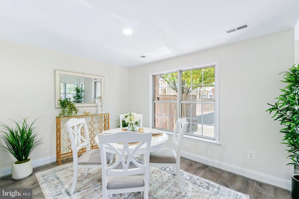 Image 6 of property listing at 19918 SUGAR NOTCH CIR, Montgomery Village, MD 20886