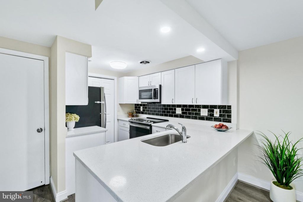 Image 7 of property listing at 19918 SUGAR NOTCH CIR, Montgomery Village, MD 20886