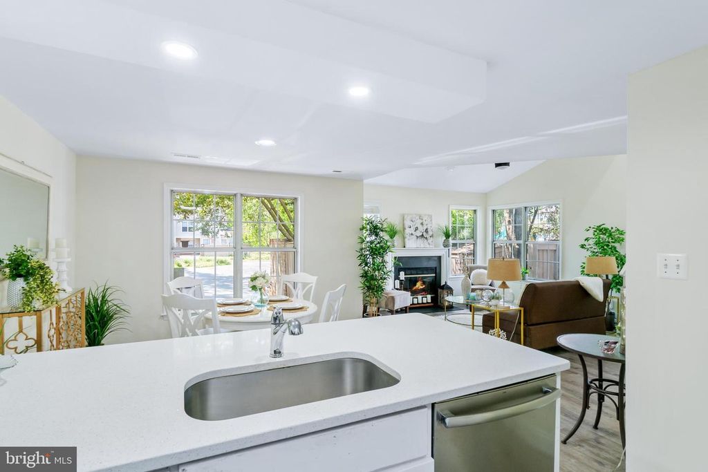 Image 8 of property listing at 19918 SUGAR NOTCH CIR, Montgomery Village, MD 20886