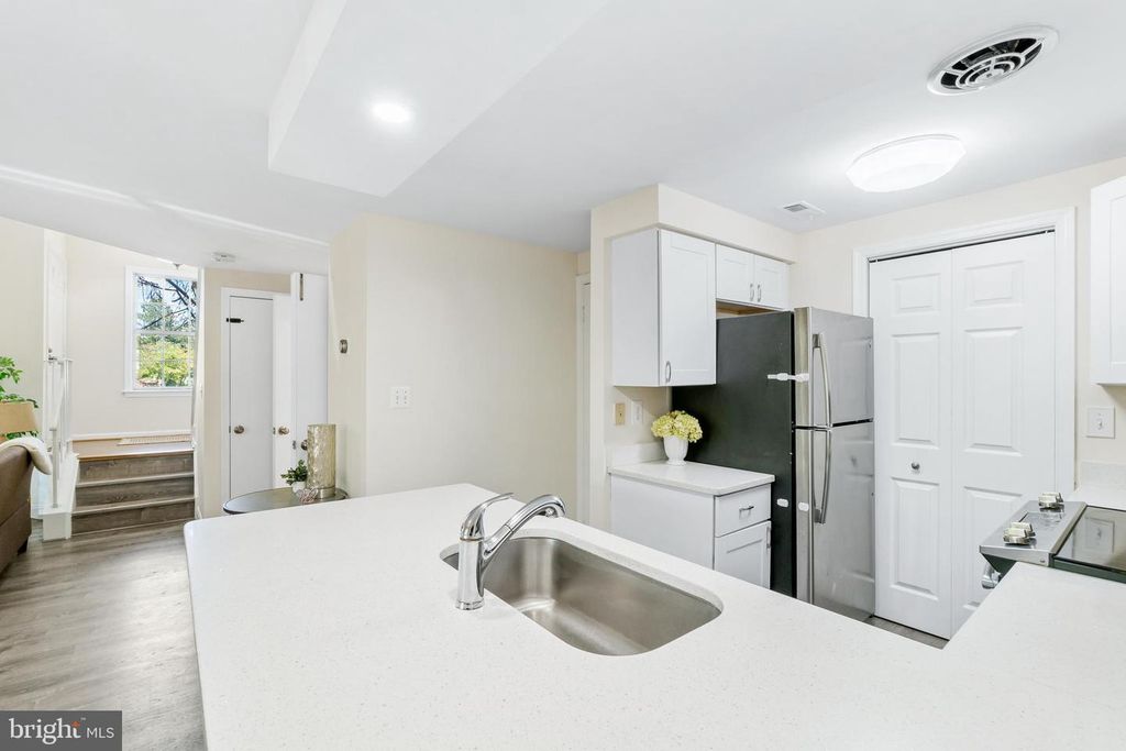 Image 9 of property listing at 19918 SUGAR NOTCH CIR, Montgomery Village, MD 20886