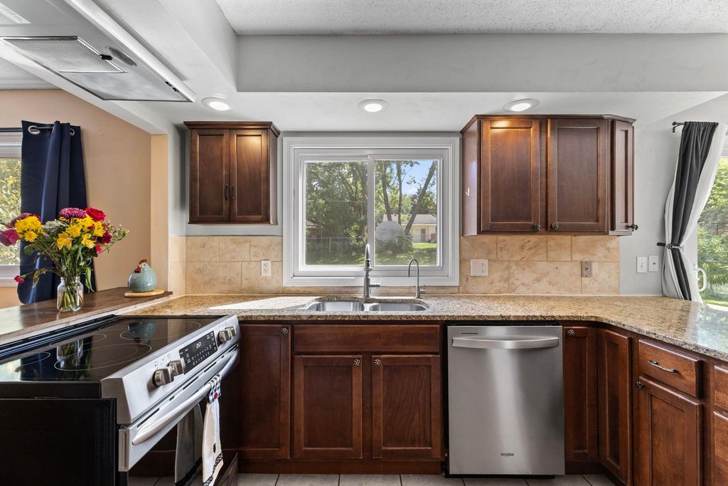 2003 Tamarack Lane, Burnsville, MN 55337 — photo 3