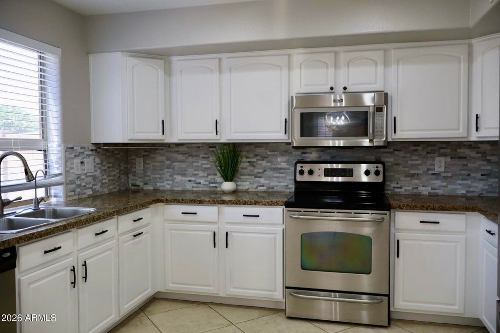 Image 10 of property listing at 2529 W BIG OAK Street, Phoenix, AZ 85085