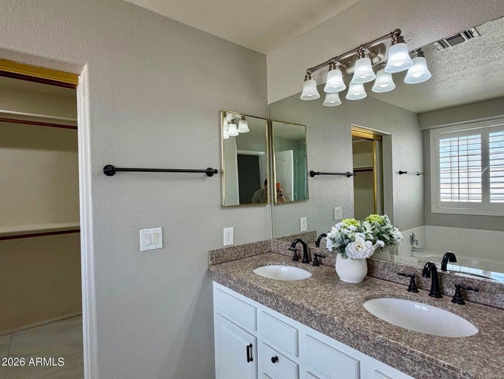 Image 21 of property listing at 2529 W BIG OAK Street, Phoenix, AZ 85085