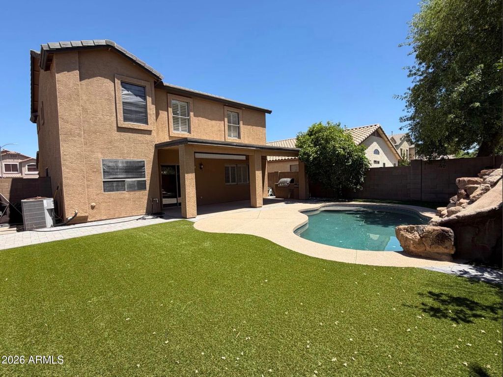 Image 3 of property listing at 2529 W BIG OAK Street, Phoenix, AZ 85085