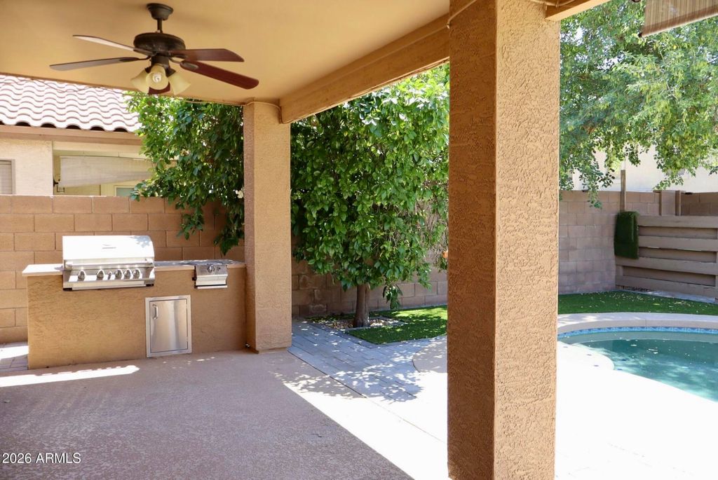 Image 5 of property listing at 2529 W BIG OAK Street, Phoenix, AZ 85085