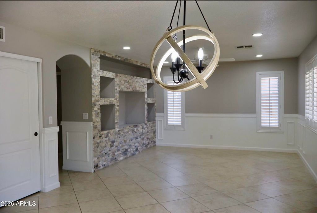 Image 6 of property listing at 2529 W BIG OAK Street, Phoenix, AZ 85085